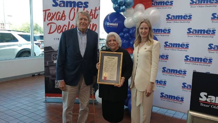 Senadora Judith Zaffirini entrega reconocimiento especial a directivos de Sames Auto Group en Laredo