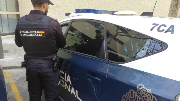 Dos detenidos por retener con una pistola a dos personas para exigirles dinero