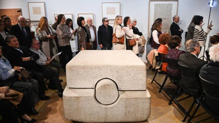 La Lonja de Zaragoza acoge una gran exposición de Chillida: una oportunidad única para recorrer toda su trayectoria
