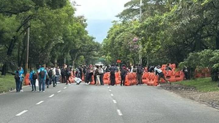 ¡Caos Vial en Medellín! Encapuchados bloquean la Avenida Regional y calle Barranquilla