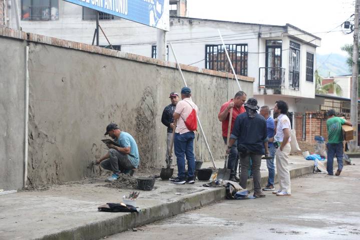 Comparecientes participan en la realización de un mural en Pitalito en memoria de víctimas de ‘falsos positivos’