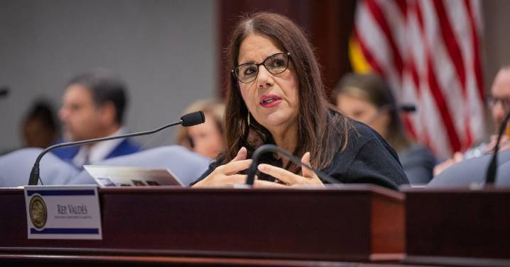 Bill advances to require political candidates show their party allegiances for 365 days