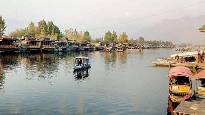 Srinagar becomes top escape for Delhi residents battling toxic air