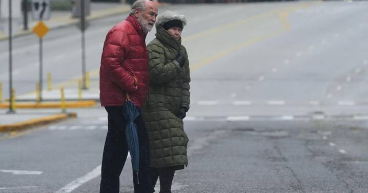 Arctic air hits much of the U.S., bringing snow to some areas and chilly temperatures to Florida