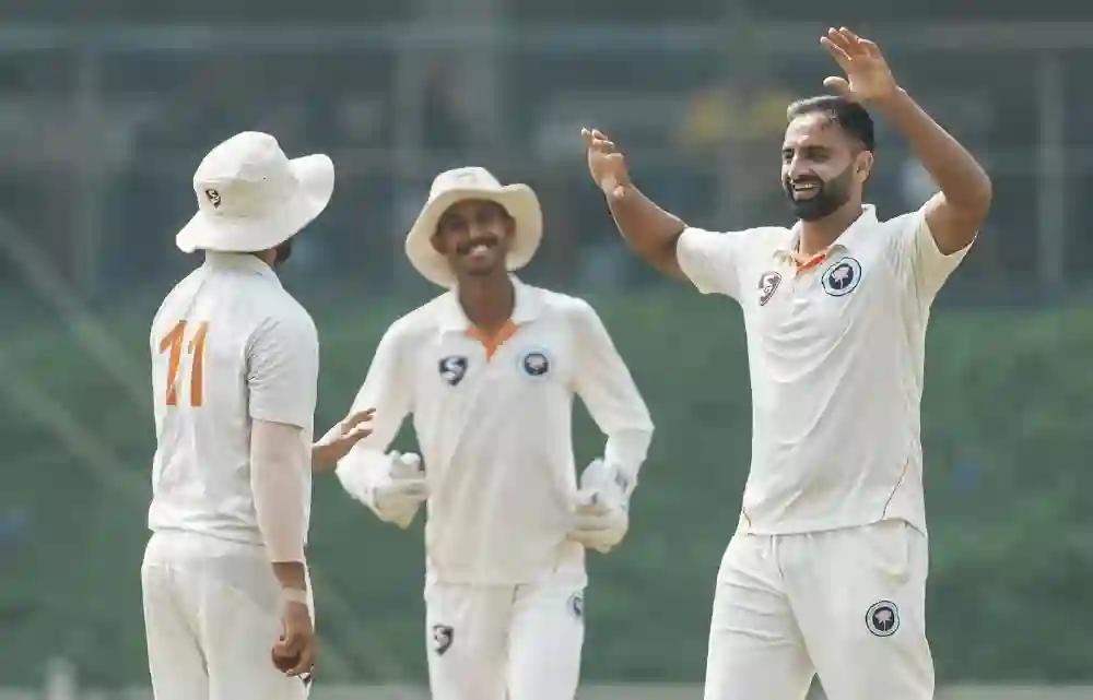 Hyderabad Rocked After Auqib Nabi’s Spell as 16 Wickets Fall on Opening Day