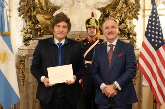 Javier Milei recibió a Peter Lamelas en la Casa Rosada antes de su viaje a Estados Unidos