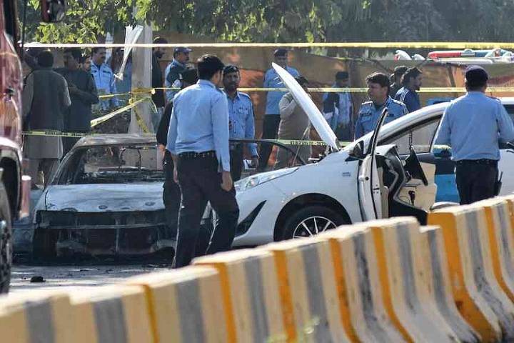 Suicide bombing kills 12 in Pakistan