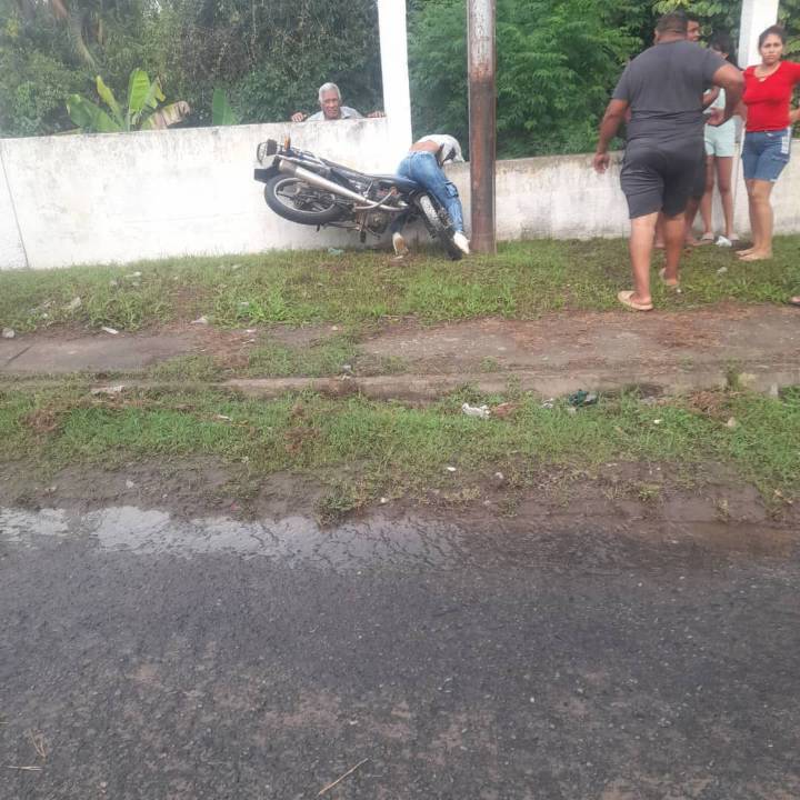 Motorizada se estrelló contra un muro en Guasipati
