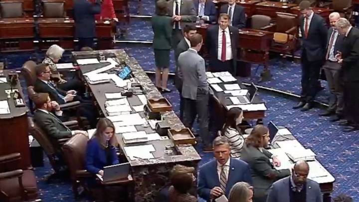 Senado de EU vota a favor de avanzar en el debate para poner fin al cierre de gobierno