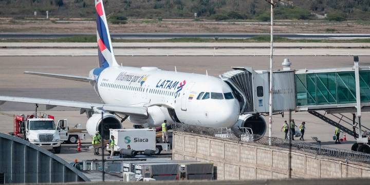 La dictadura de Nicolás Maduro amenazó a las aerolíneas internacionales con retirar sus permisos si no reanudan los vuelos en 48 horas