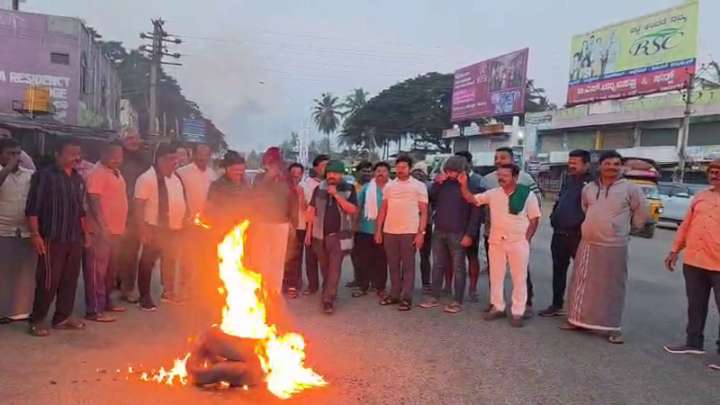 Paddy, maize farmers demand MSP, bandh observed in Honnali and Nyamathi