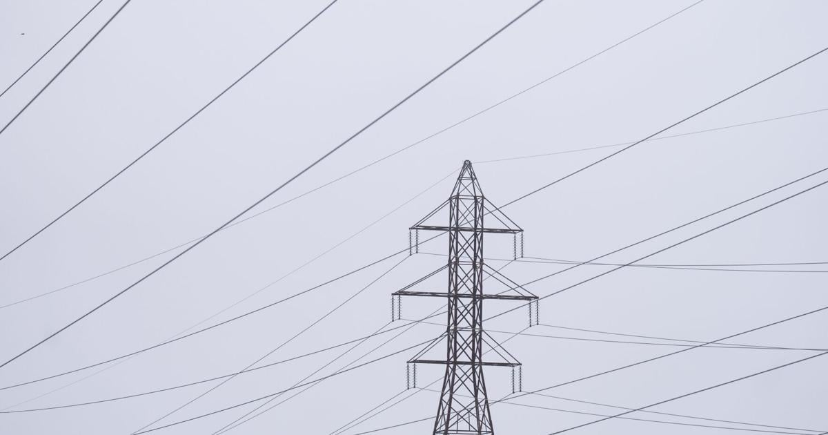 Heavy November snowfall knocks out power, closes schools in Quebec