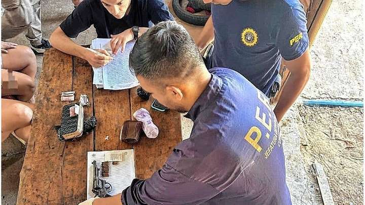 Mujeres detenidas por tenencia de drogas y armas