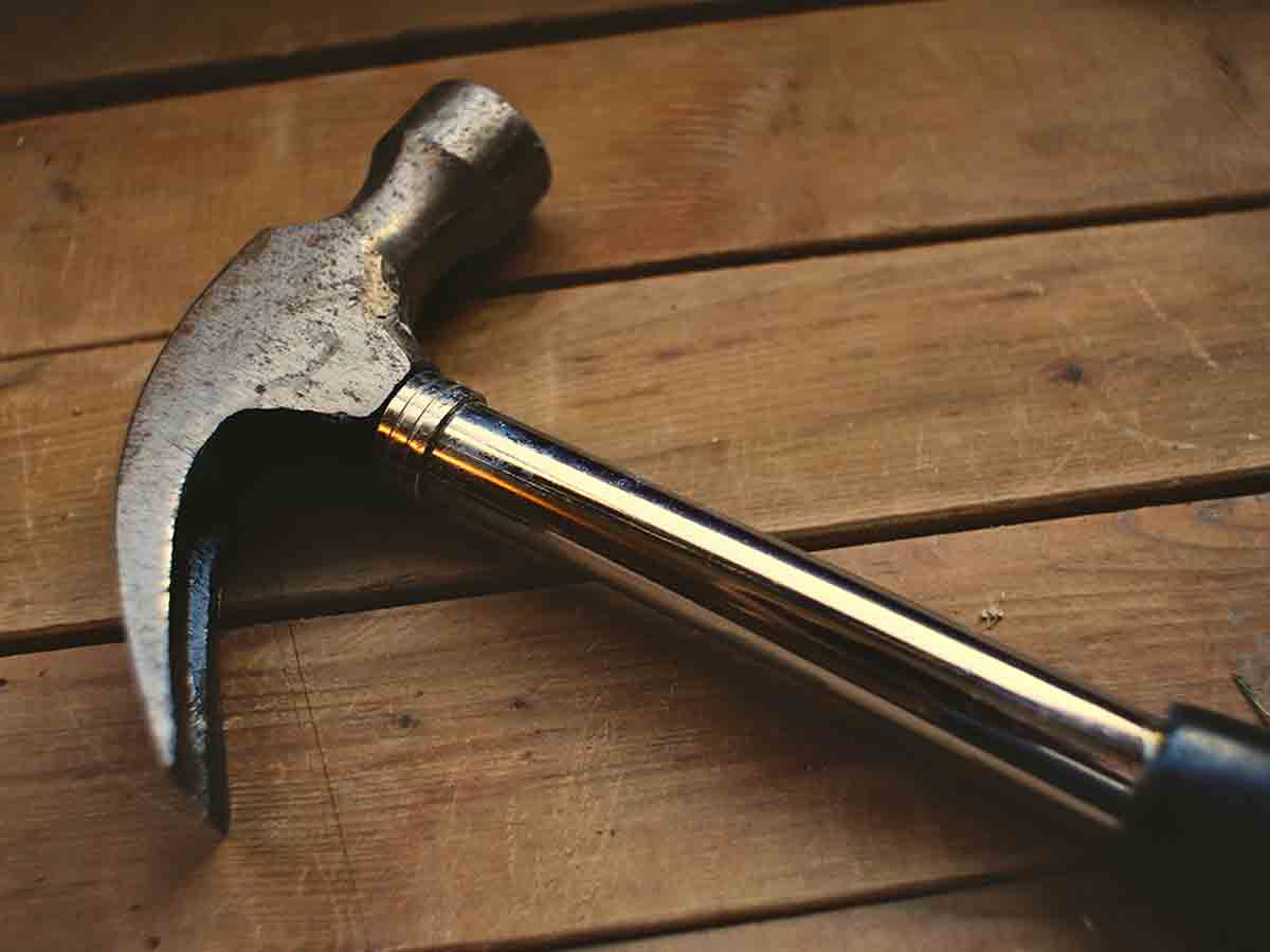 Cae hombre tras golpear con un martillo a su mamá en Iztapalapa