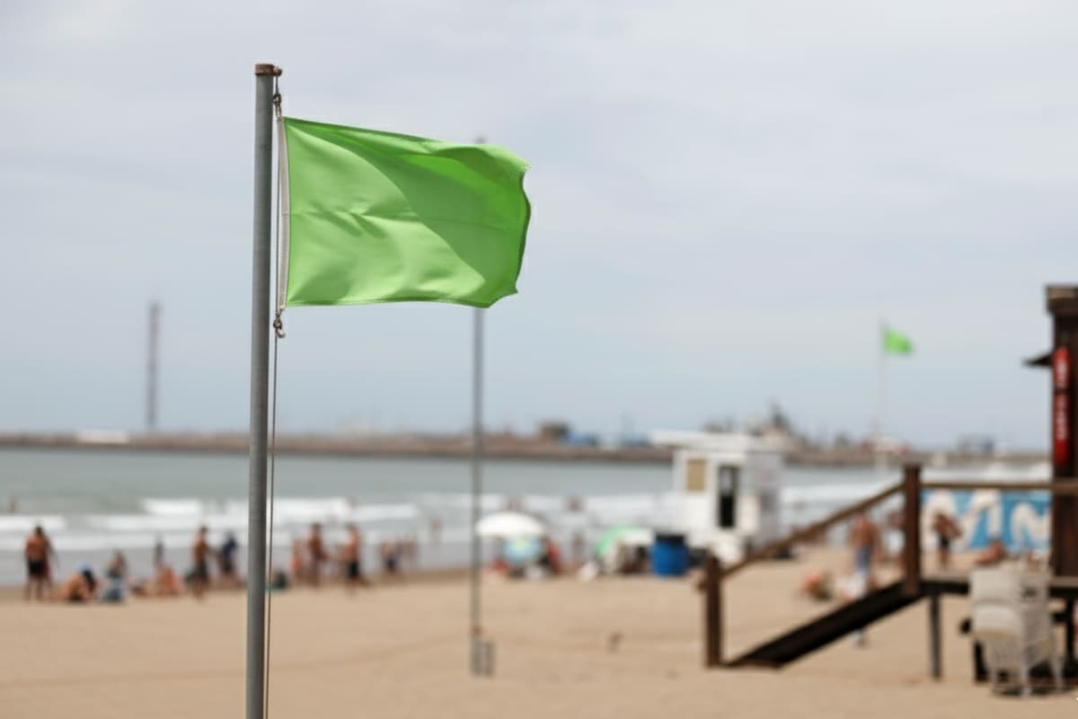 Prueba piloto. El significado de la bandera verde en la playa para este verano