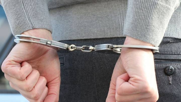 Hace su 'chistecito' y huye; joven choca frente a Parque Industrial Unitec y lo detienen en su traba