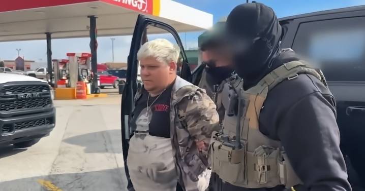 Arrestan en EE. UU. a cubano con orden de deportación y cargos por tráfico de personas y armas