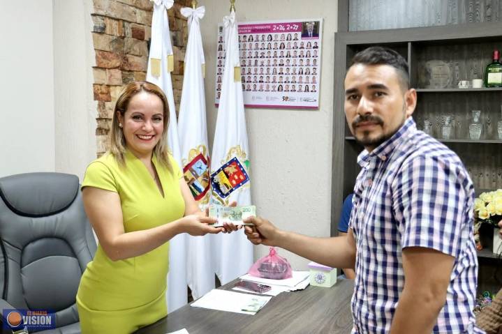 Alcaldesa Graciela Hernández Arreola entrega apoyos económicos a familias de Turicato