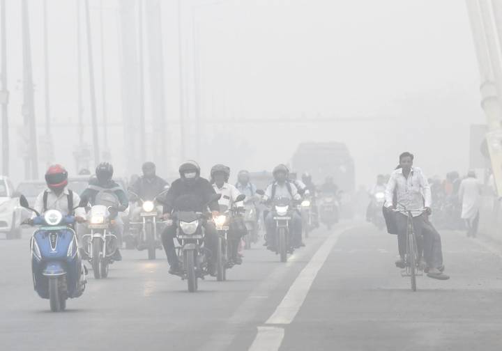 Delhi wakes up to toxic smog, AQI at 392 in ‘very poor’ category