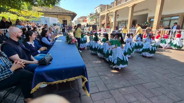 Colorido desfile infantil por la Revolución Mexicana en Tangancícuaro