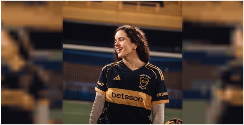 ¿Hincha de Boca? Rosalía visitó la Bombonera y posó con la camiseta del “Xeneize”