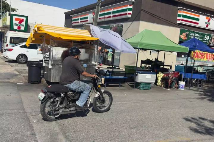 “Pagas porque pagas": Derecho de piso y aumento de cuotas “golpean" a vendedores ambulantes de Playa del Carmen