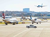 Presentan propuesta de impuesto a vuelos; reunión en la COP30