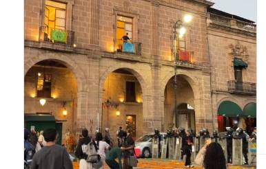Ciudadanos de Michoacán protestan en el Palacio de Gobierno por el asesinato del alcalde Carlos Manzo