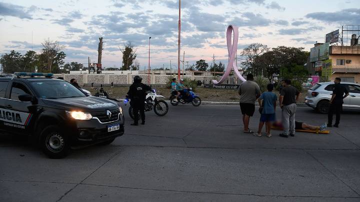Madre e hija resultaron heridas al derrapar con la moto en plena rotonda