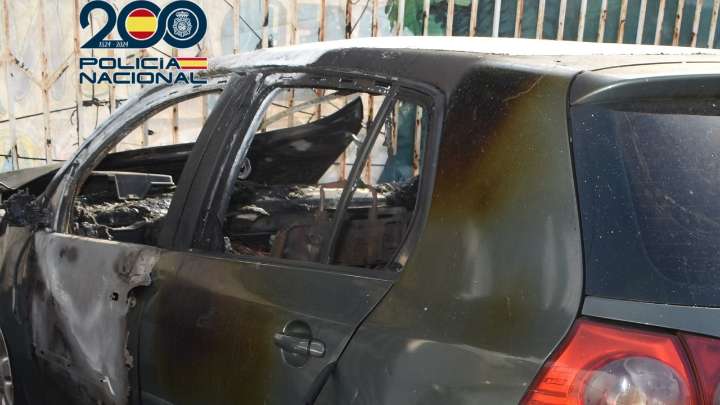 Su mujer se pelea con otra en la puerta de un colegio y el marido decide quemarle el coche en Algeciras