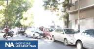 Palermo: chocó autos estacionados y se atrincheró