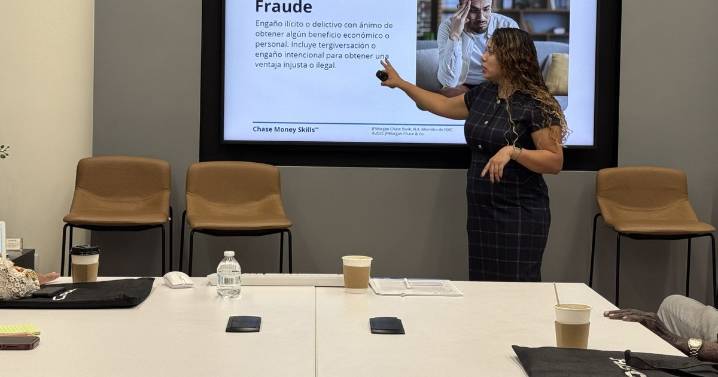 Vecinos de La Pequeña Habana reciben orientación ante el aumento del fraude financiero