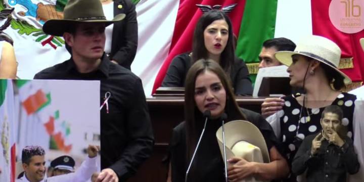 “No lo callaron y no lo van a callar”: Grecia Quiroz recuerda a Carlos Manzo durante su toma de protesta en Uruapan
