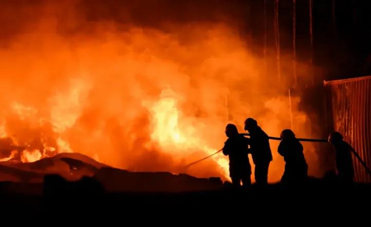 Explosión en el parque industrial de Ezeiza: fuerte incendio, heridos y sospechas sobre el origen del fuego