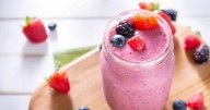 Licuado de frutos rojos: la receta antioxidante fácil que cuida tu corazón y retrasa el envejecimiento