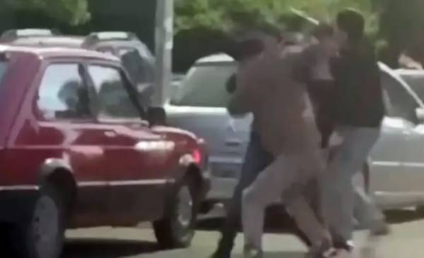 Brutal pelea callejera en Río Negro: le pegaron con un palo en la nuca y quedó inconsciente