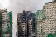 Aumenta a 128 la cifra de muertos por incendio en complejo residencial en Hong...