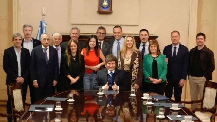 Milei reunió por primera vez a su nuevo Gabinete Durante el intercambio, que duró poco más de una hora cuarenta, se debatió la agenda legislativa del mes, con especial dedicación en el Presupuesto 202