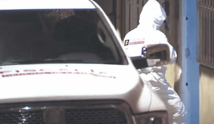 Se subió al techo, se cayó y se murió