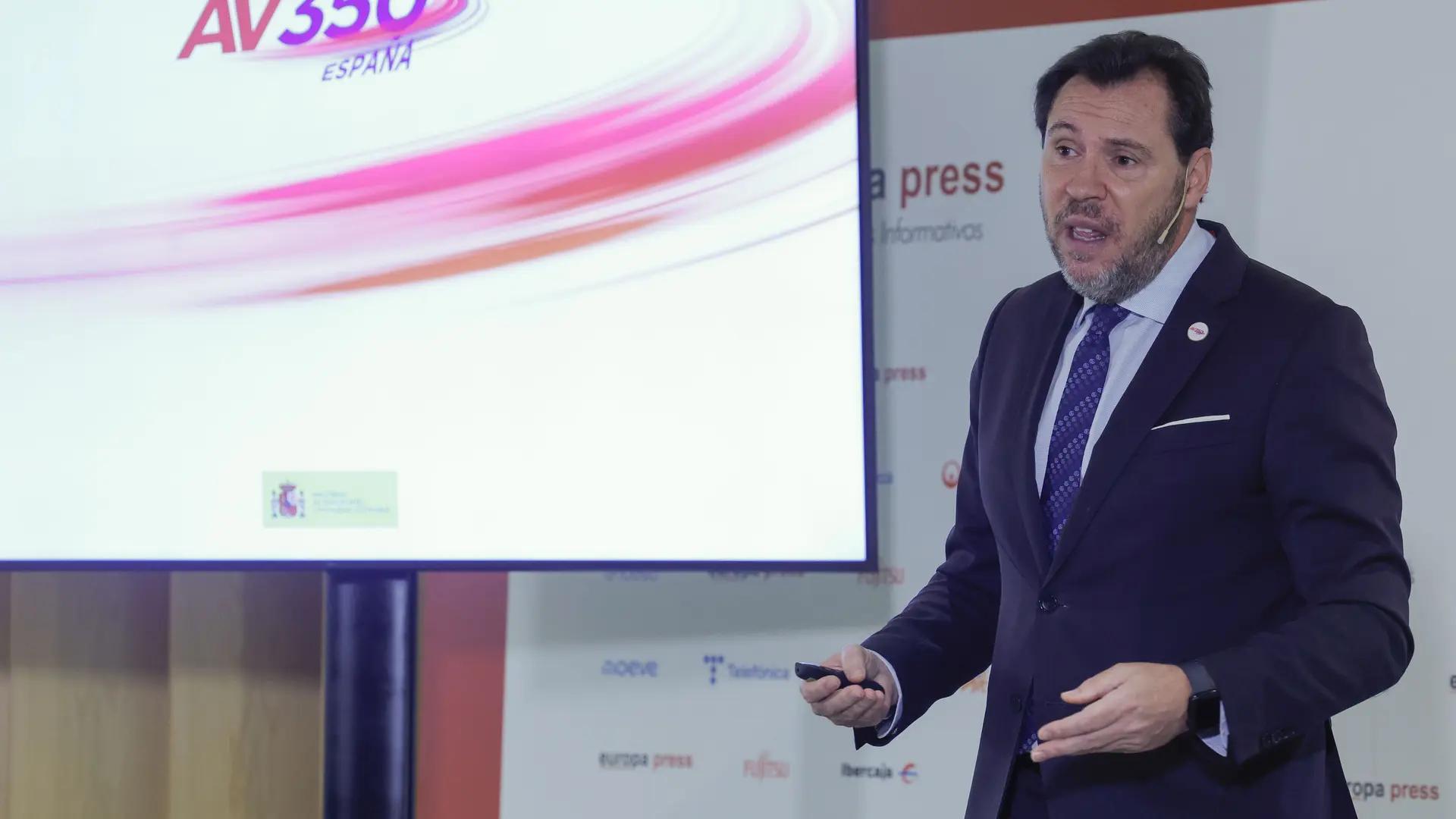 Óscar Puente anuncia un plan para reducir a dos horas el AVE Madrid