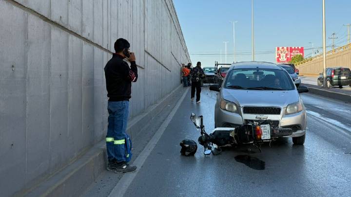 Motociclista es arrollado y arrastrado por auto en carambola en bulevar Revolución de Torreón