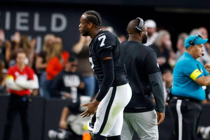 Raiders’ Geno Smith flips off fans after loss to Cleveland Browns