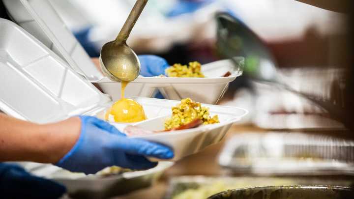 How to find a free Thanksgiving dinner near Des Moines for 2025