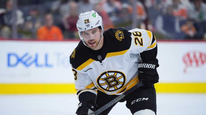 Bruins activate Elias Lindholm after 10