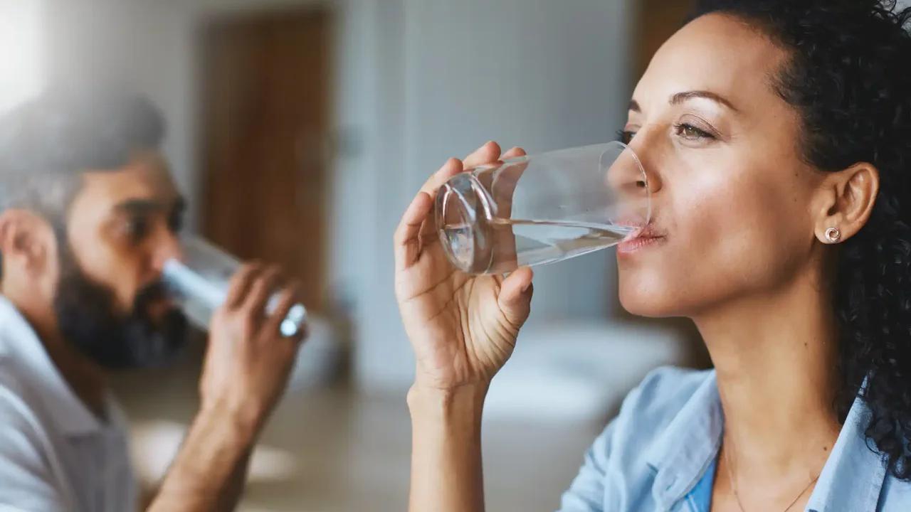 ¿Cuántos litros de agua se debería tomar al día?