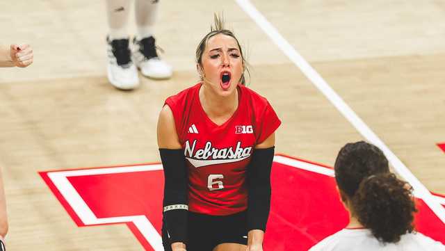 Nebraska volleyball sweeps Illinois, marking the team's 14th straight sweep