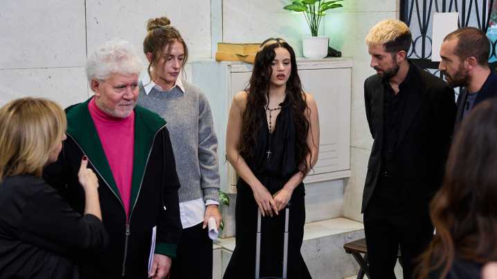 De Almodóvar a Alexia Putellas: Los 10 rostros que no han faltado en la visita de Rosalía a La Revuelta