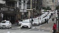 El conflicto entre los taxis y los VTC llega a Bilbao, con el centro de la ciudad bloqueado por la protesta