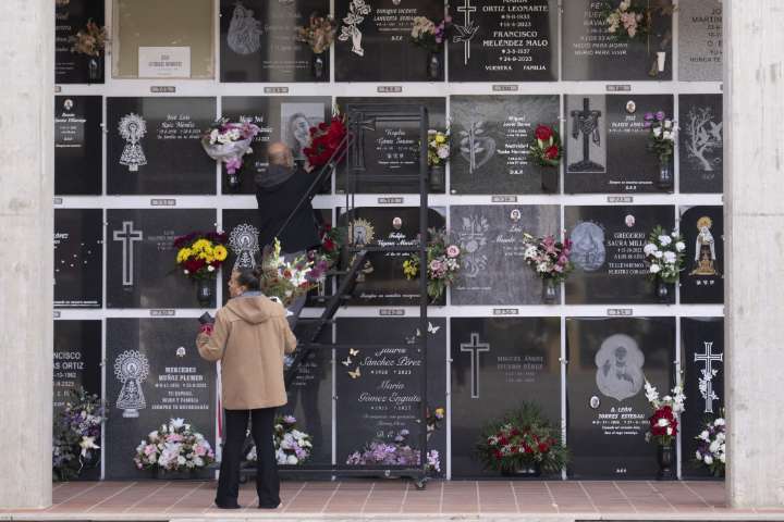 Los turolenses recuerdan  a sus familiares muertos con flores frescas y muchas visitas al camposanto