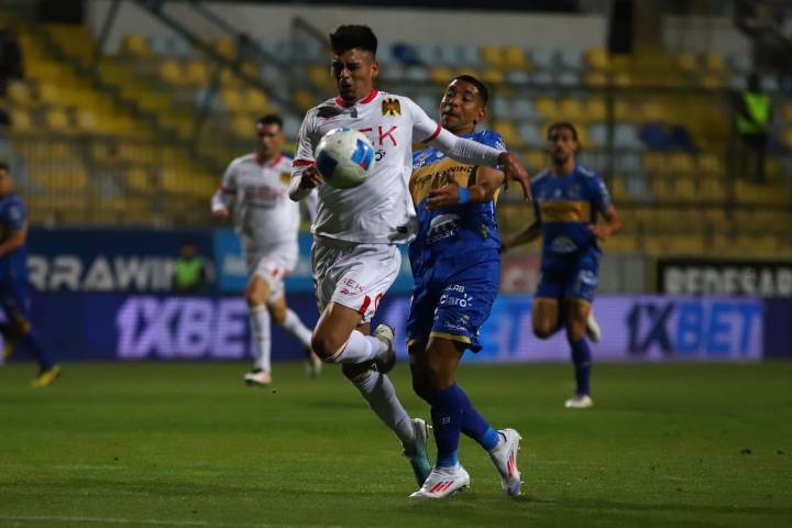 Everton aguanta con uno menos y Unión Española se lamenta: duelo de necesitados termina en empate